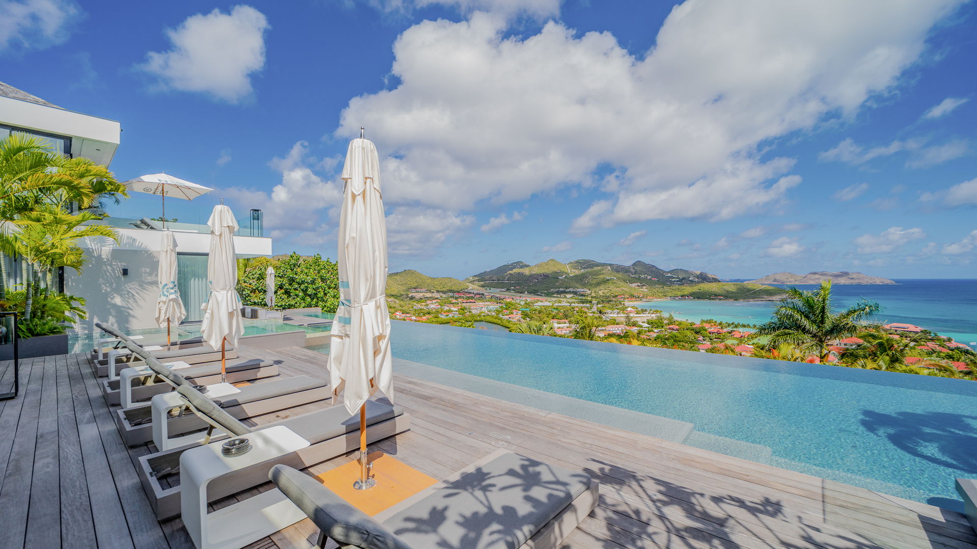 POOL & TERRACE