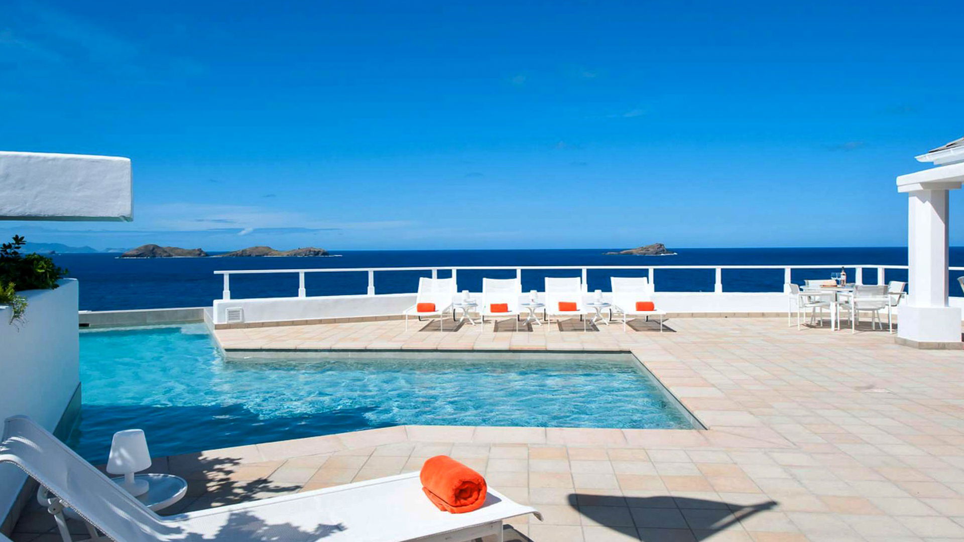 POOL & TERRACE