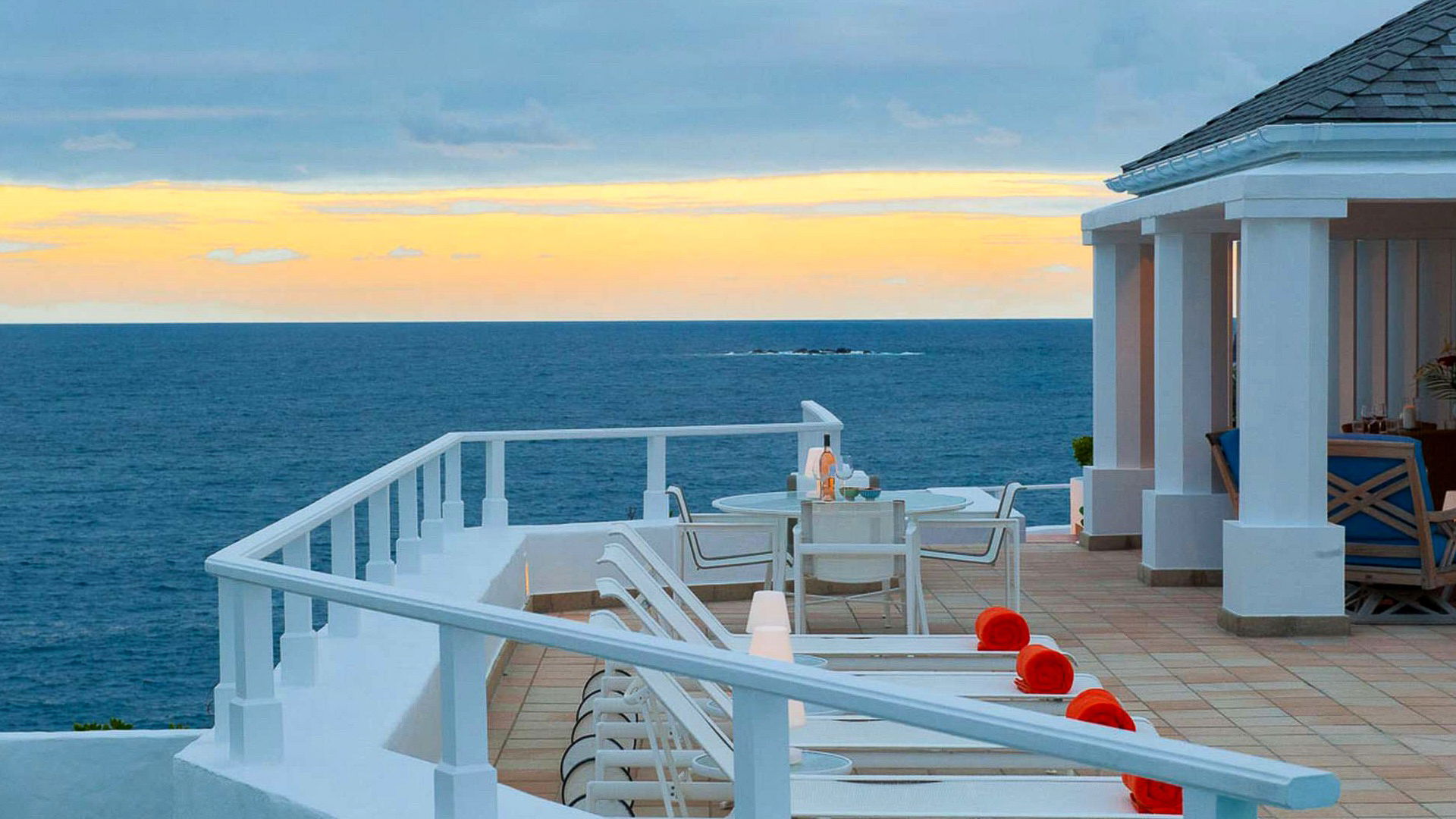 POOL & TERRACE