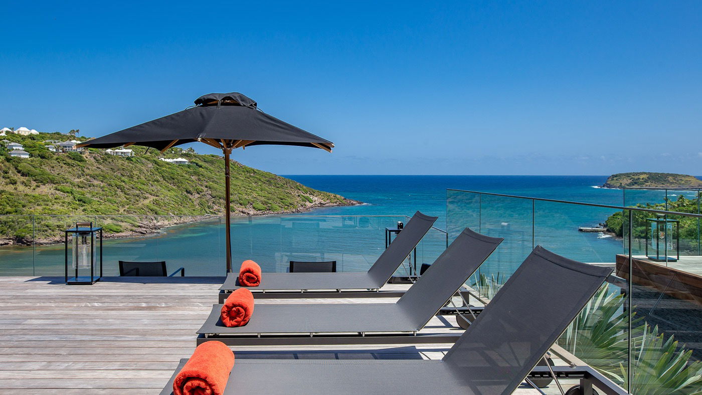 POOL & TERRACE