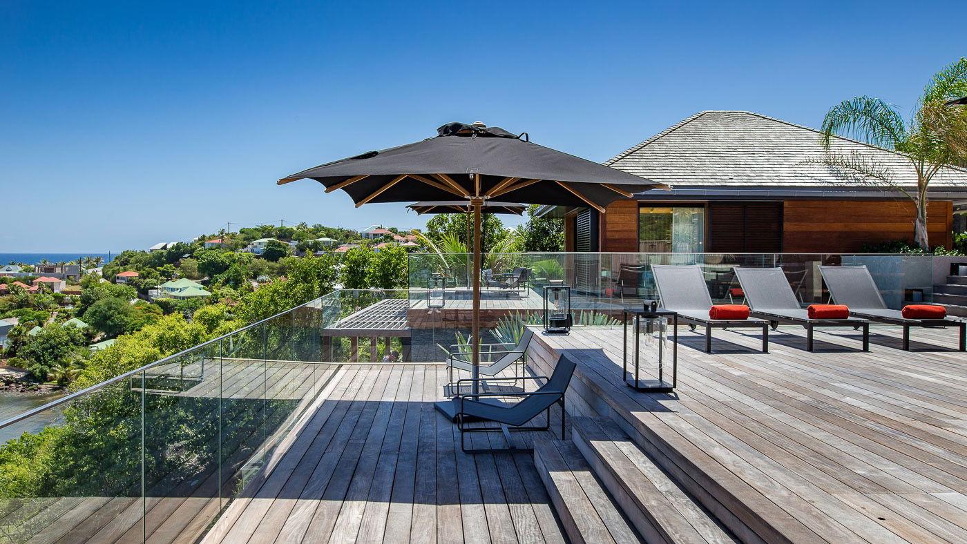 POOL & TERRACE