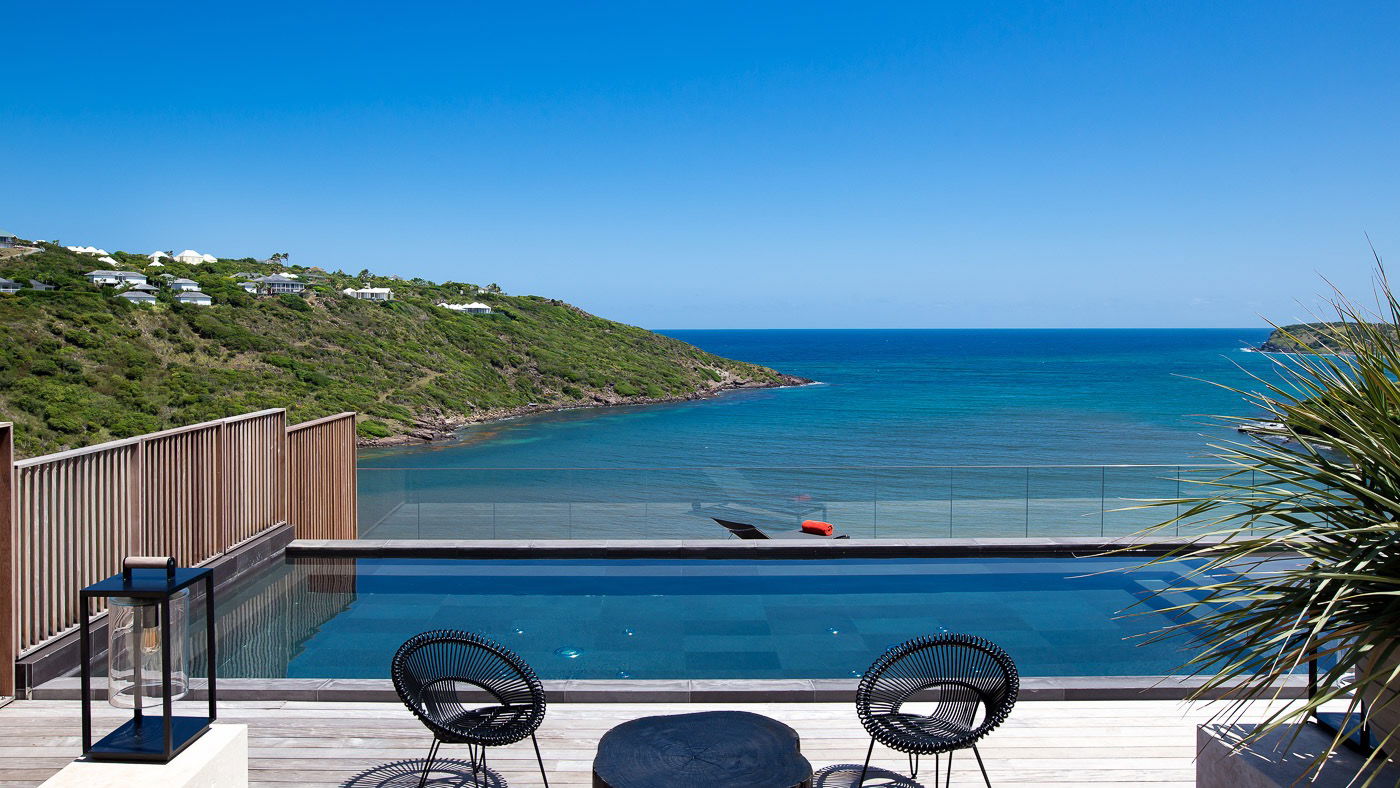POOL & TERRACE