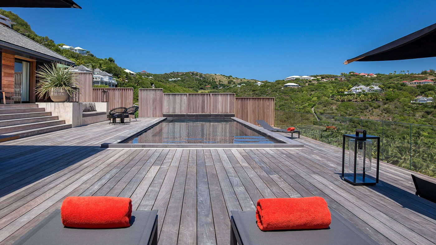 POOL & TERRACE
