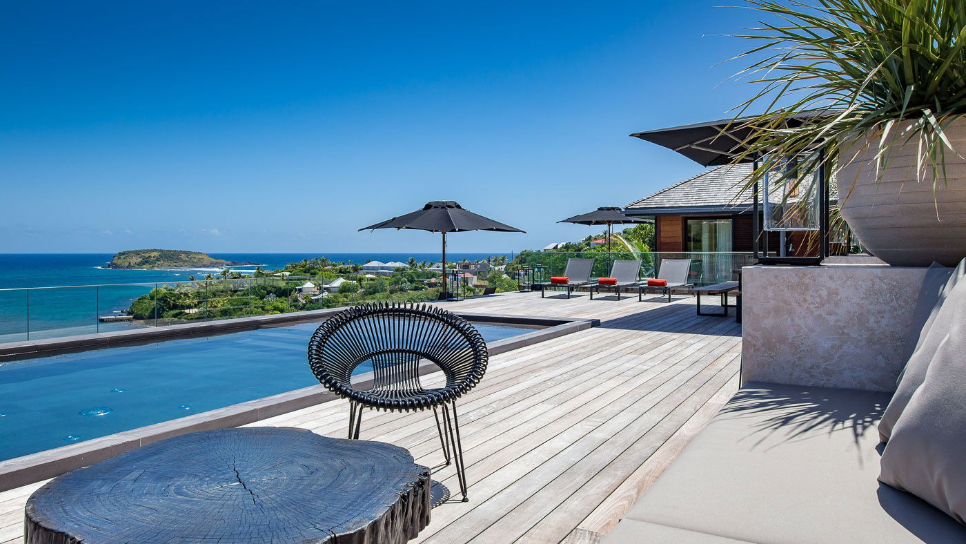 POOL & TERRACE
