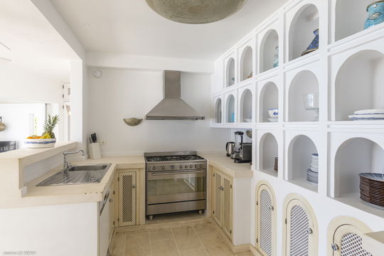 VILLA MAURESQUE KITCHEN & DINING AREA 7