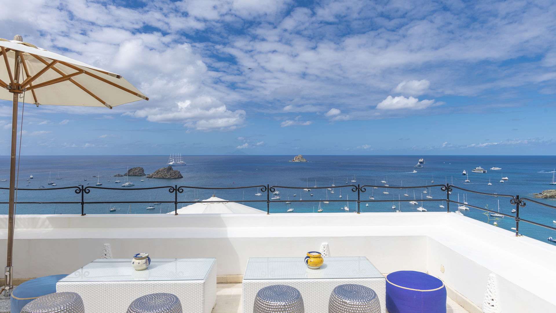 OUTDOOR LOUNGE AREA