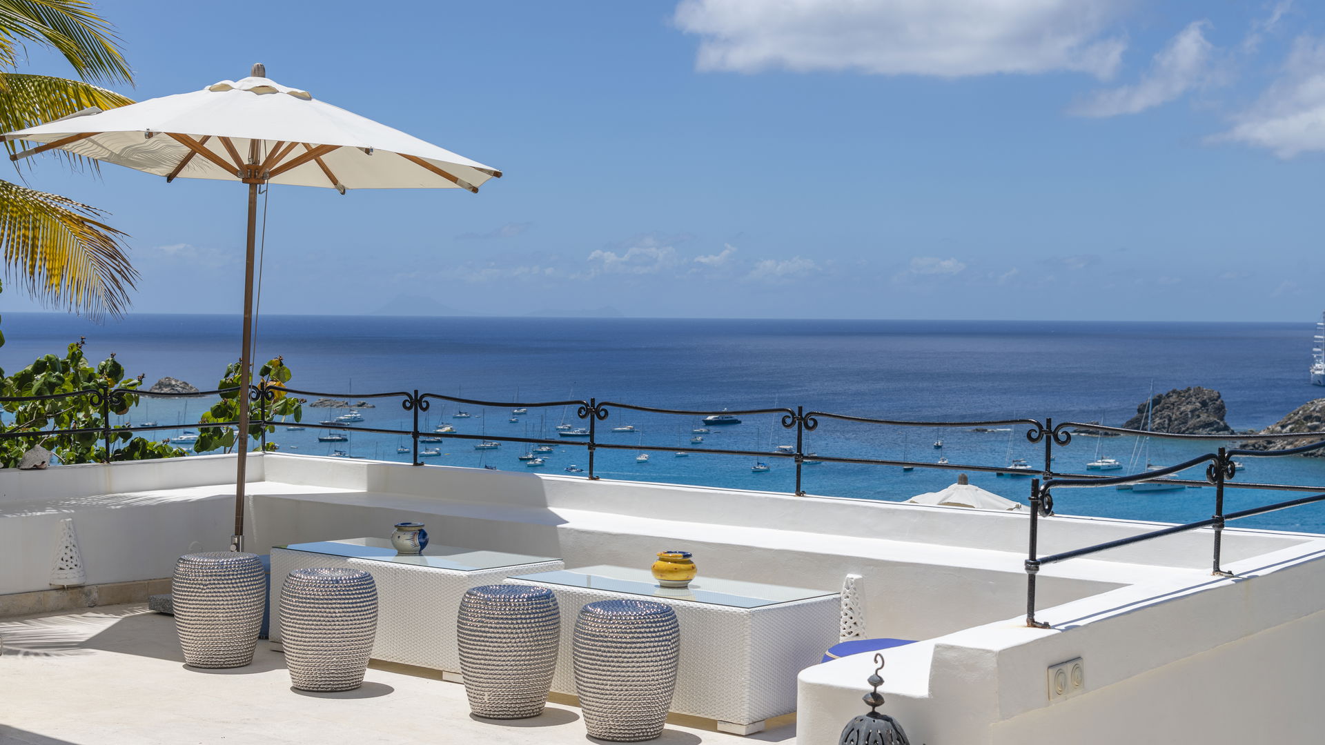 OUTDOOR LOUNGE AREA