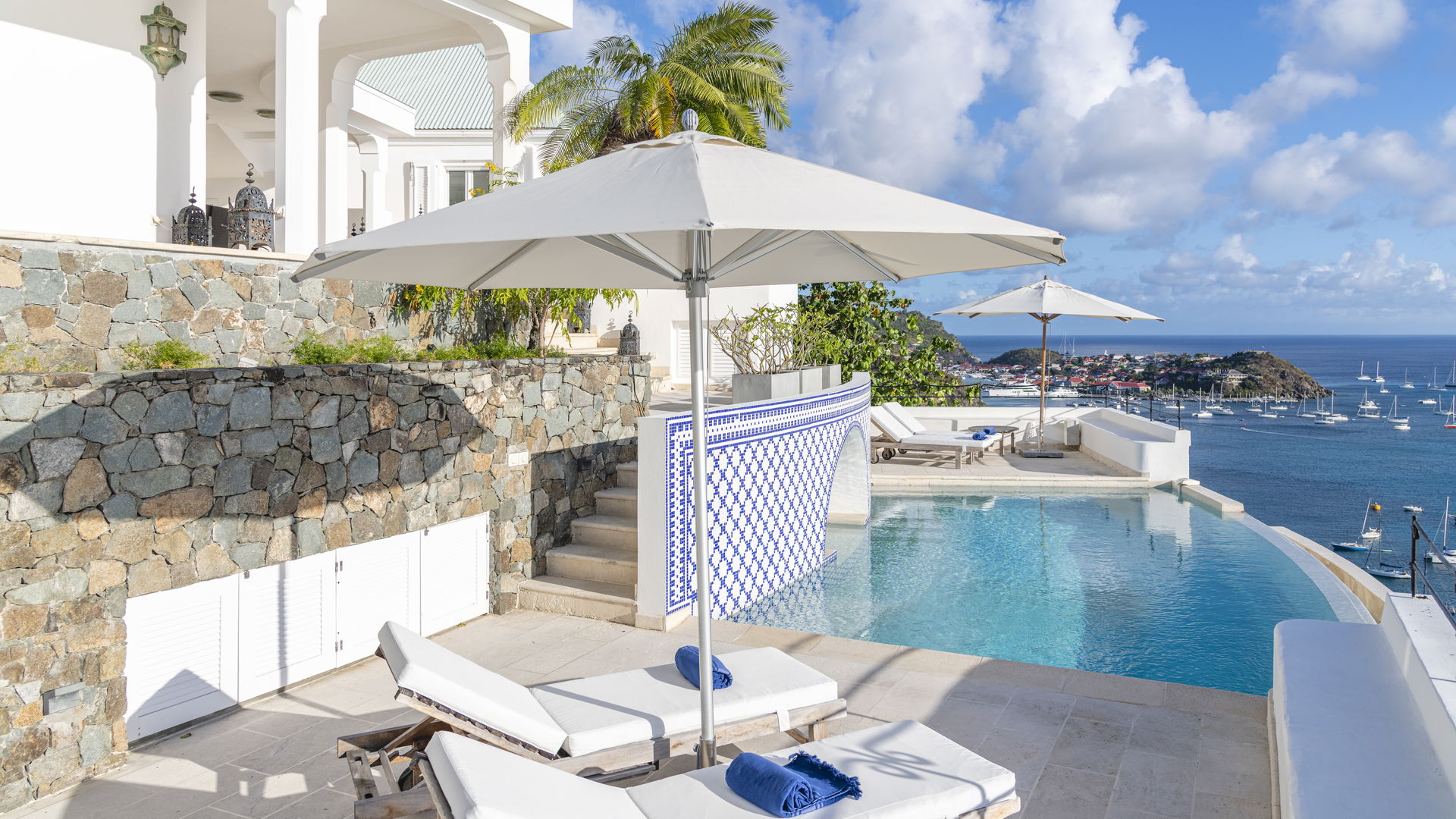 POOL & TERRACE