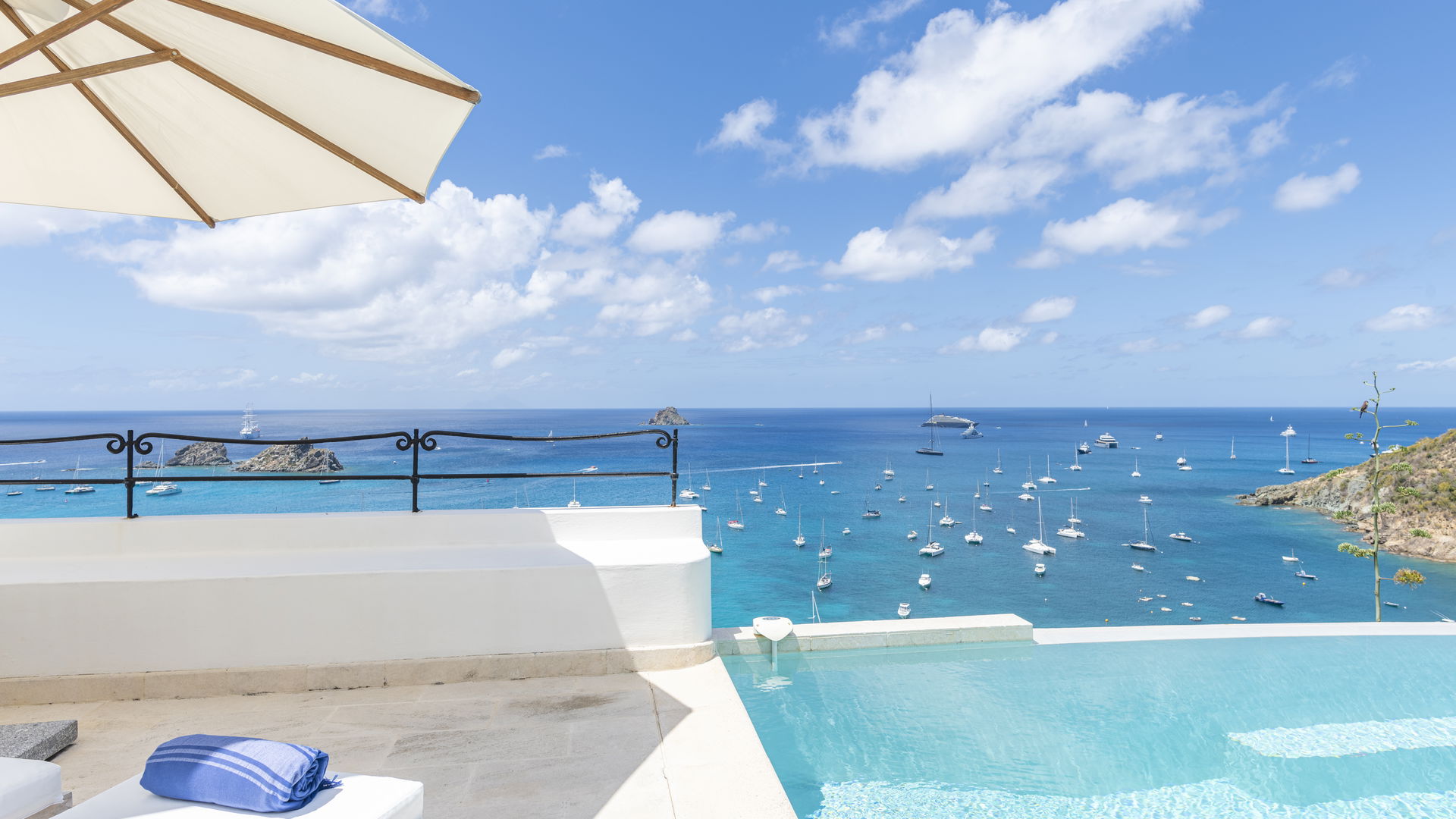 POOL & TERRACE