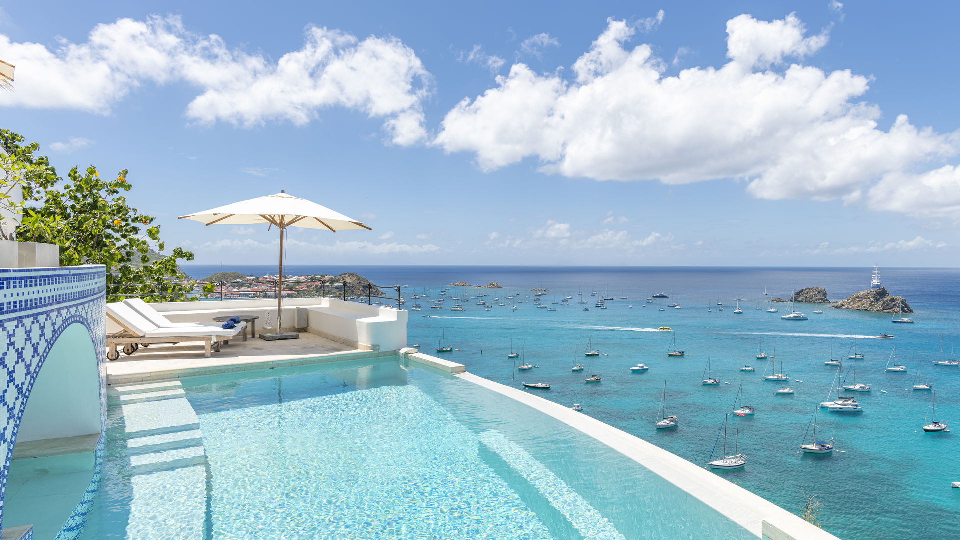 POOL & TERRACE