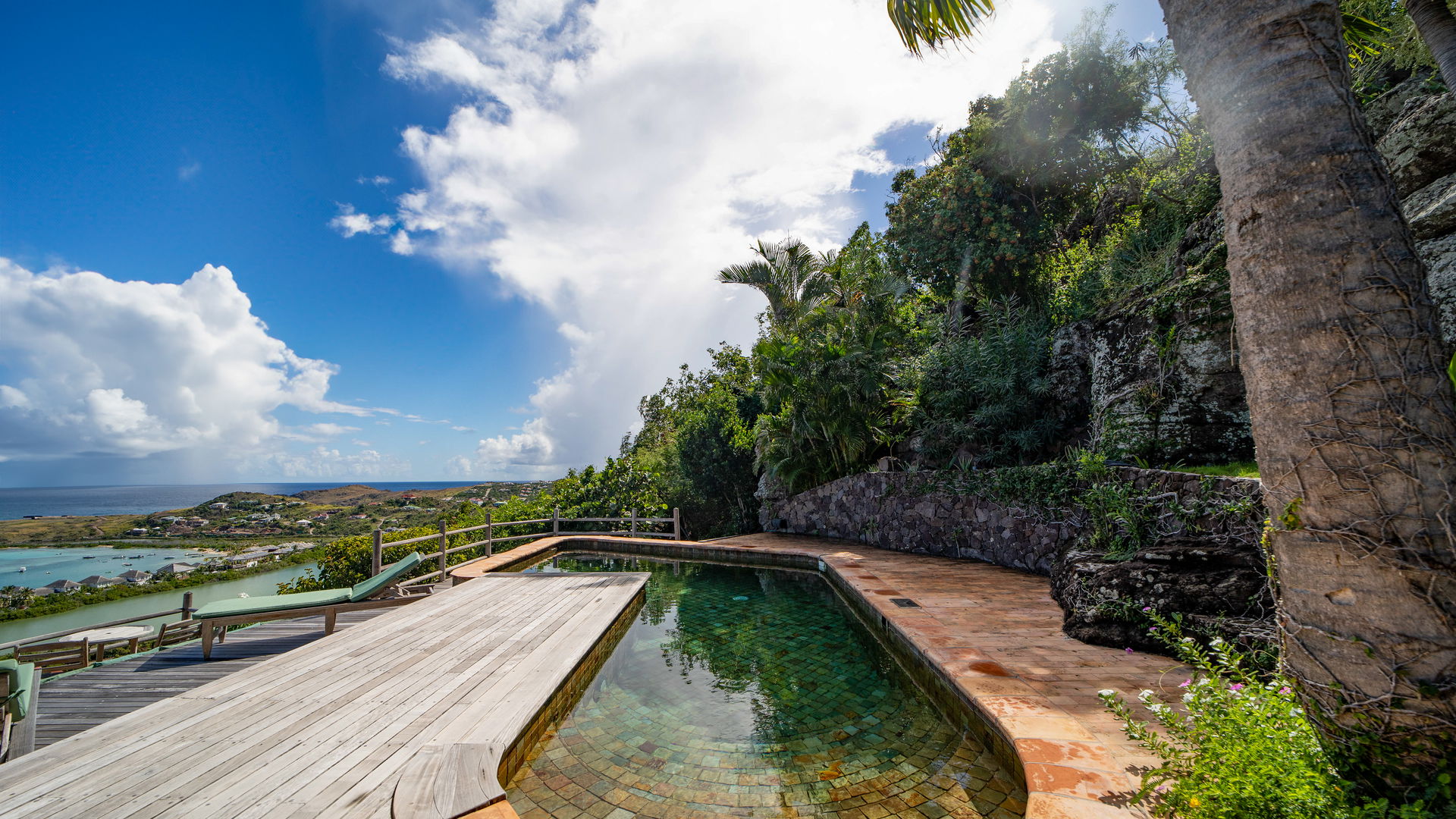 POOL & TERRACE