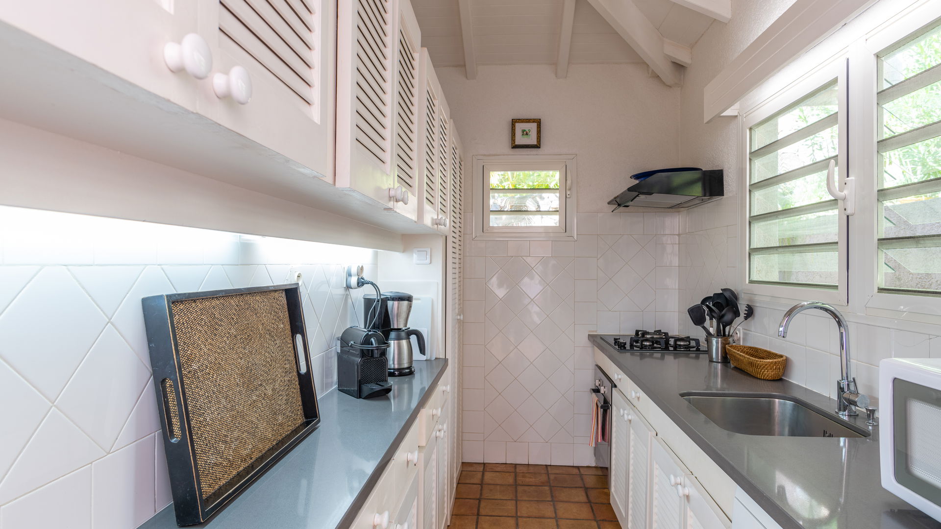 KITCHEN & DINING AREA