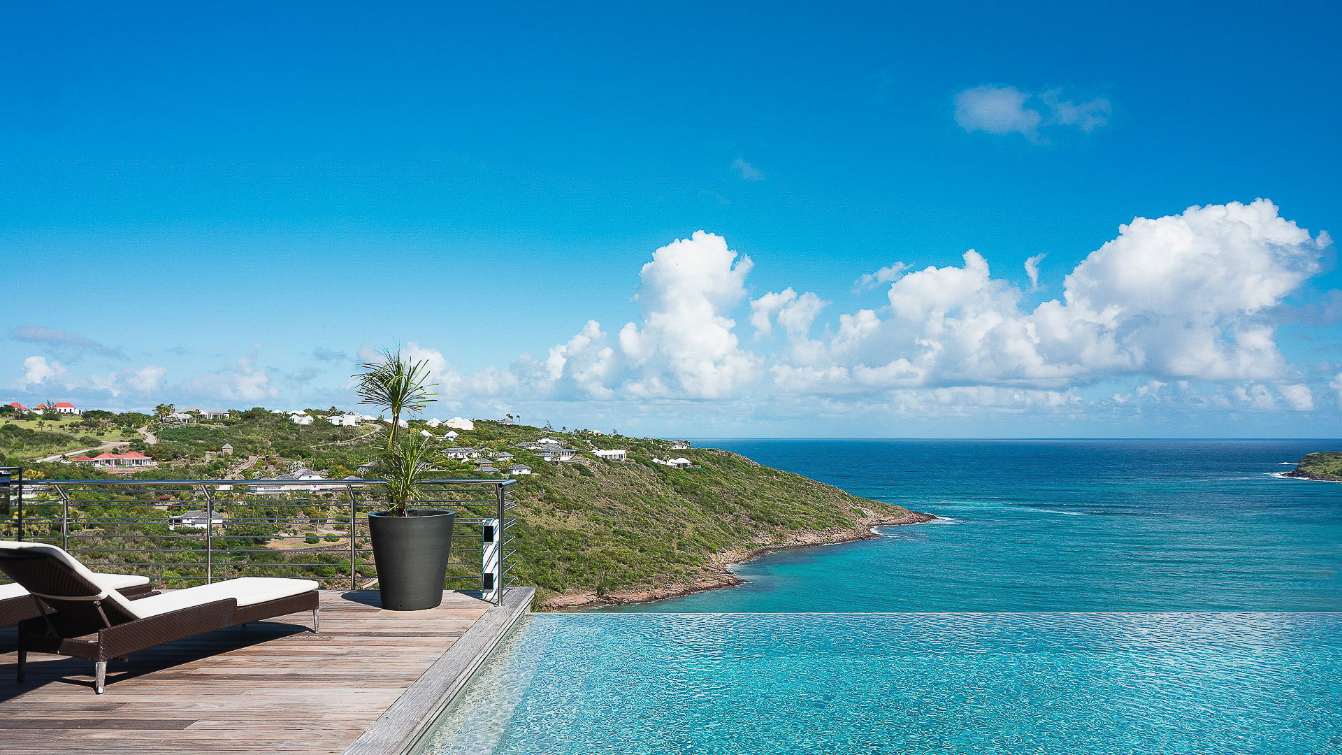 POOL & TERRACE