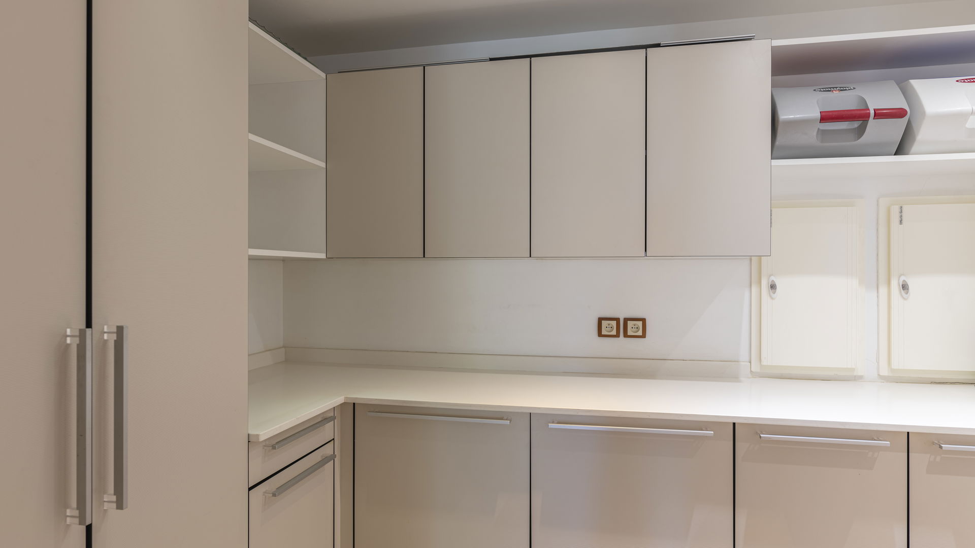 KITCHEN & DINING AREAS