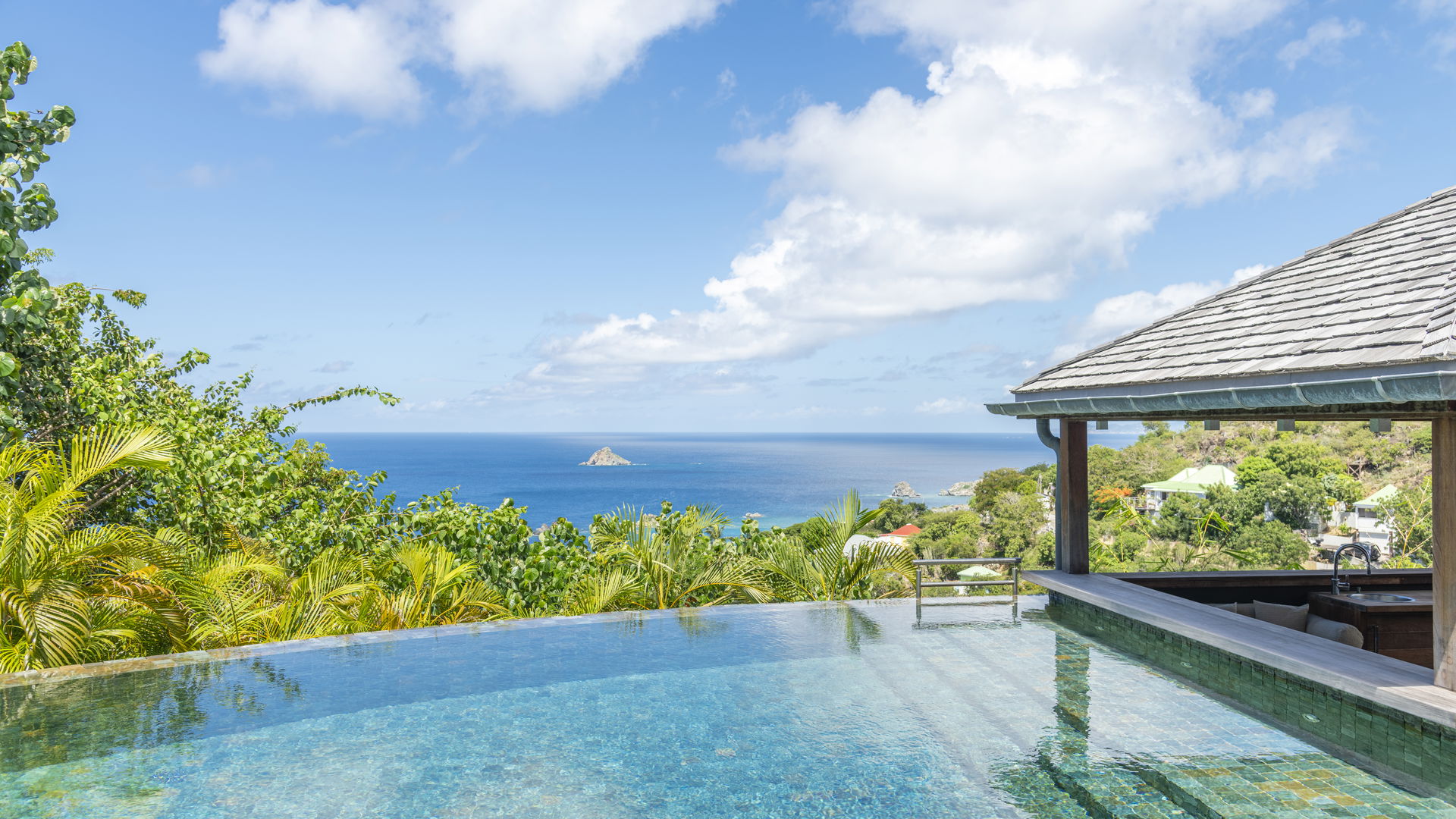 POOL & TERRACE