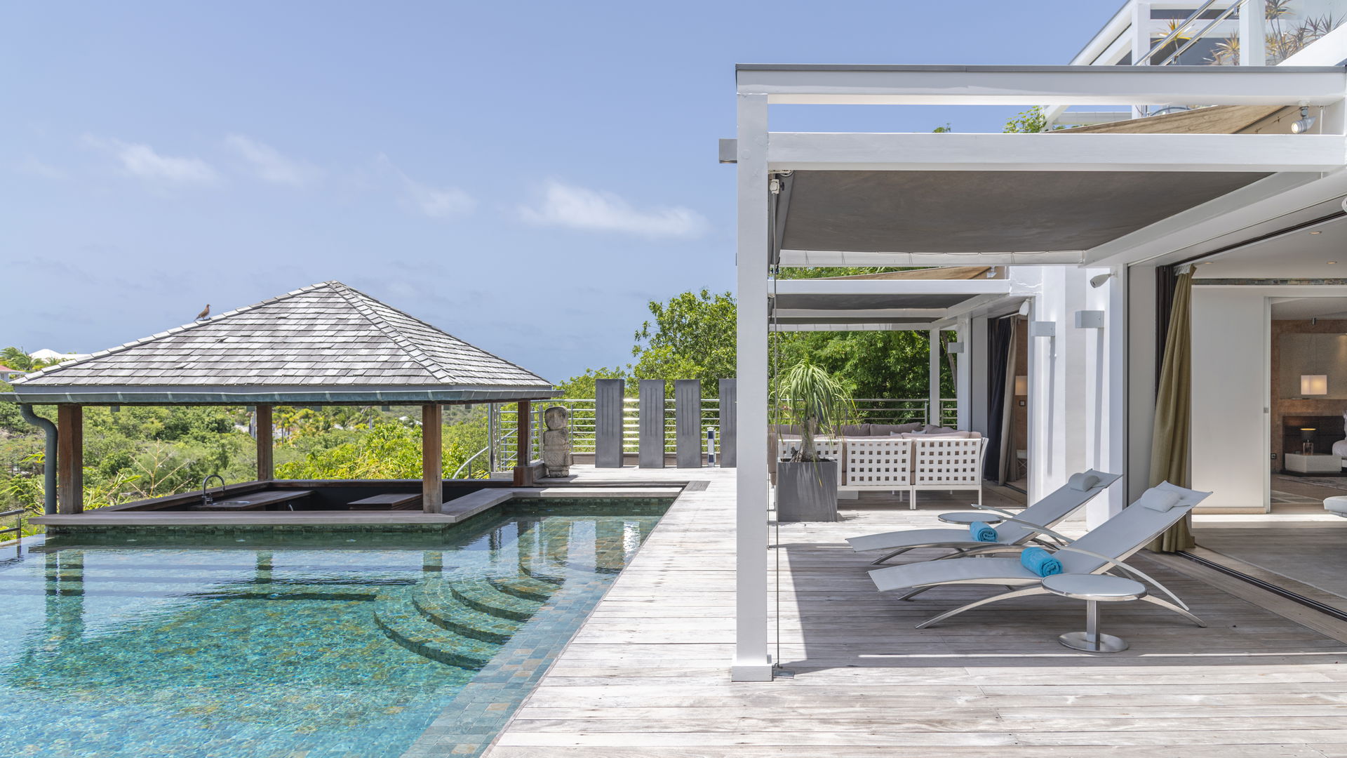 POOL & TERRACE