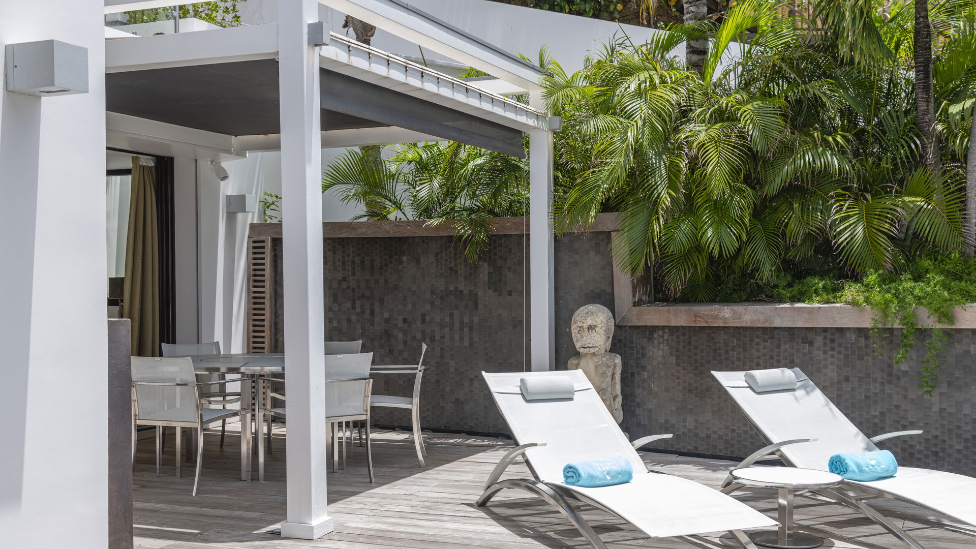 POOL & TERRACE
