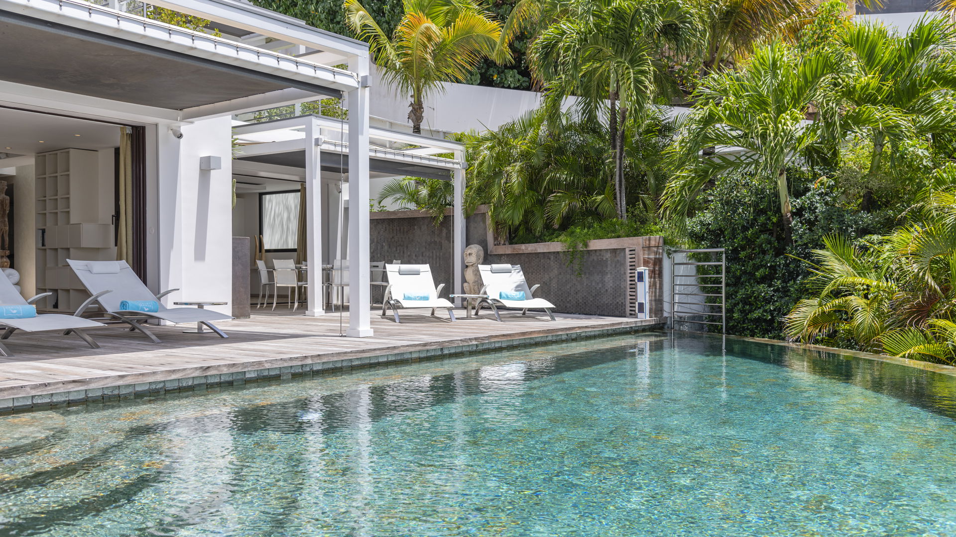 POOL & TERRACE