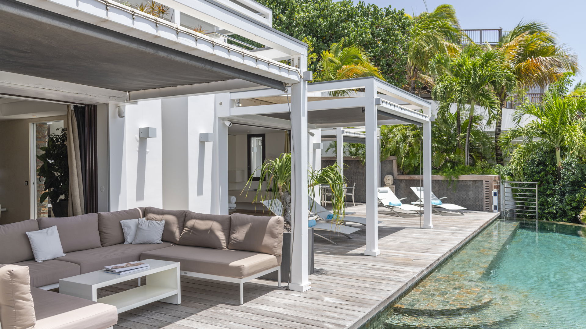 POOL & TERRACE