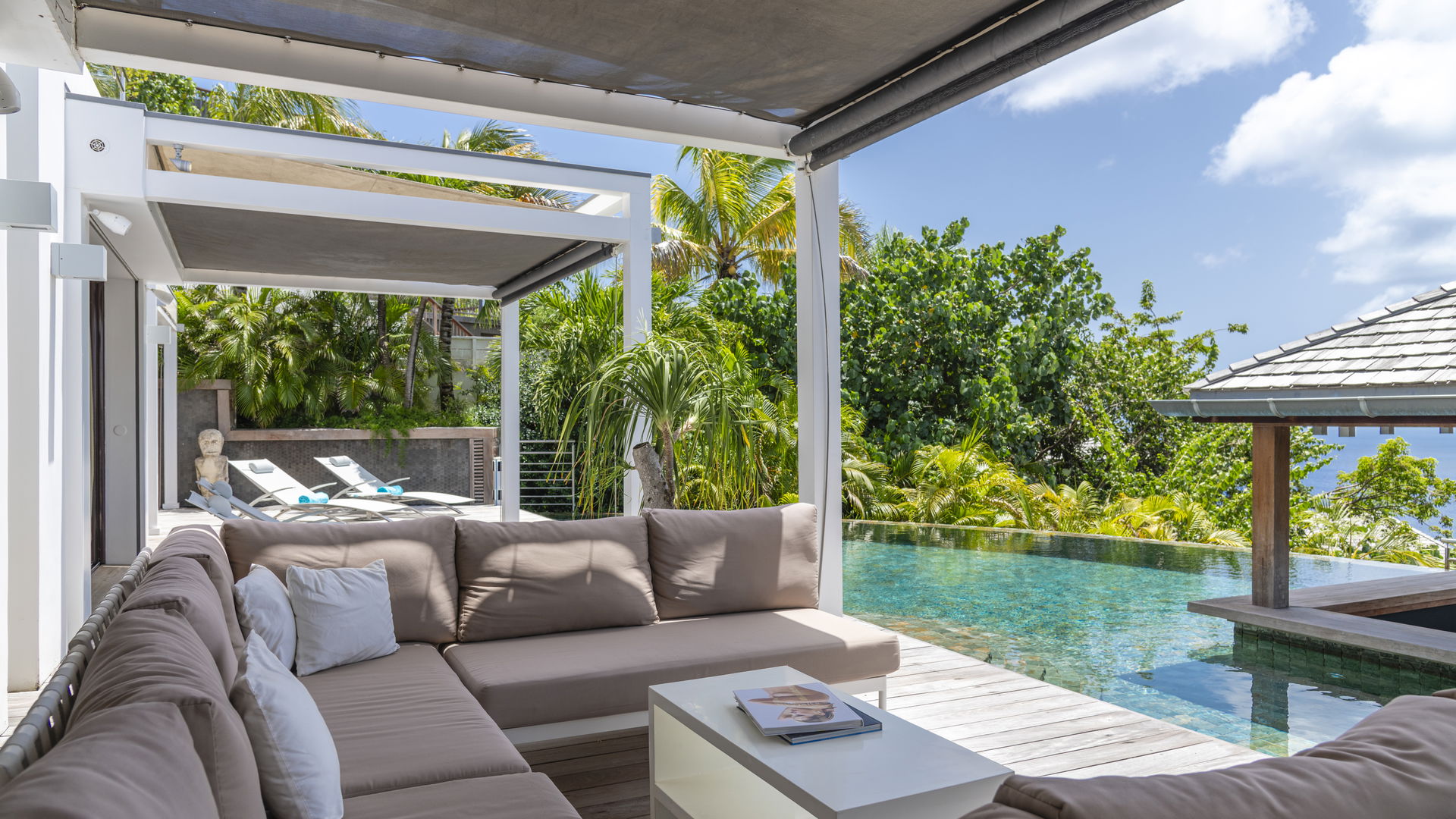 POOL & TERRACE