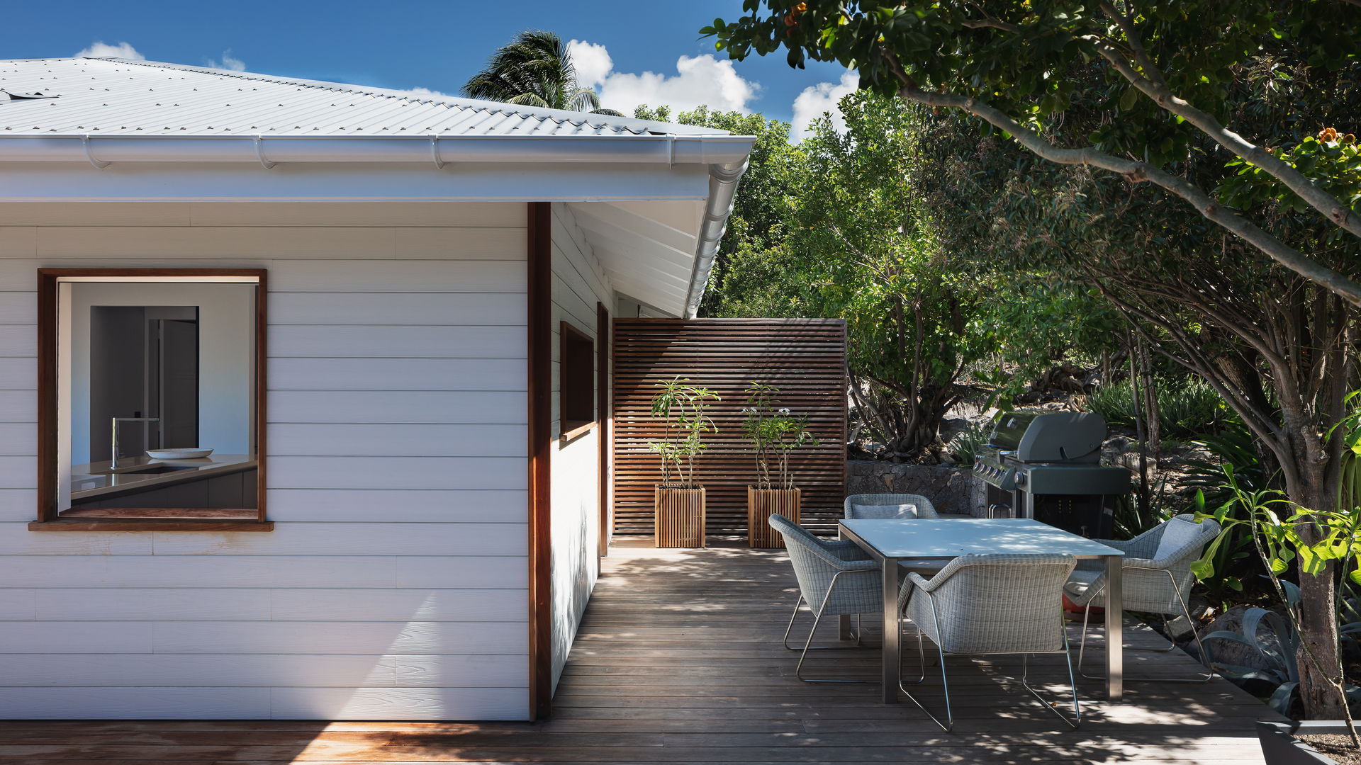 KITCHEN & DINING AREA