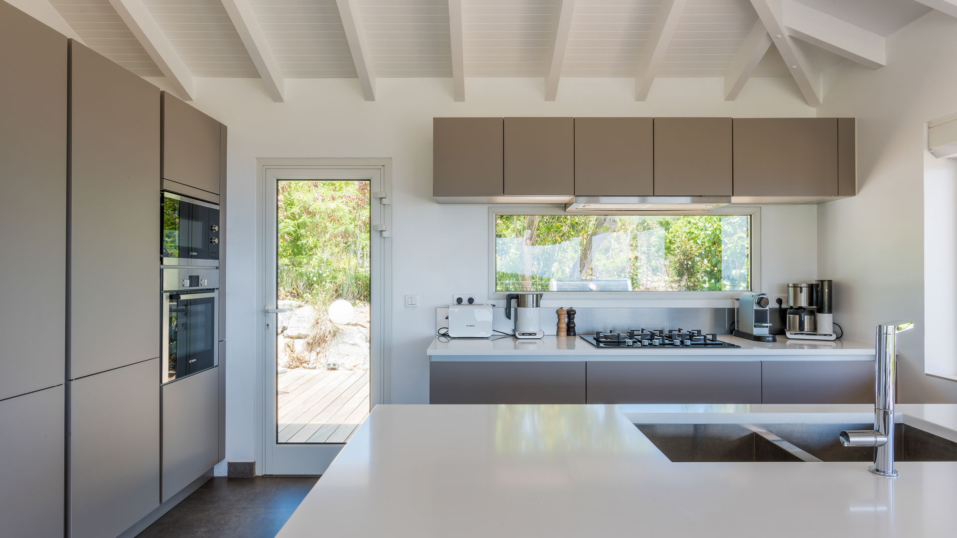 KITCHEN & DINING AREA