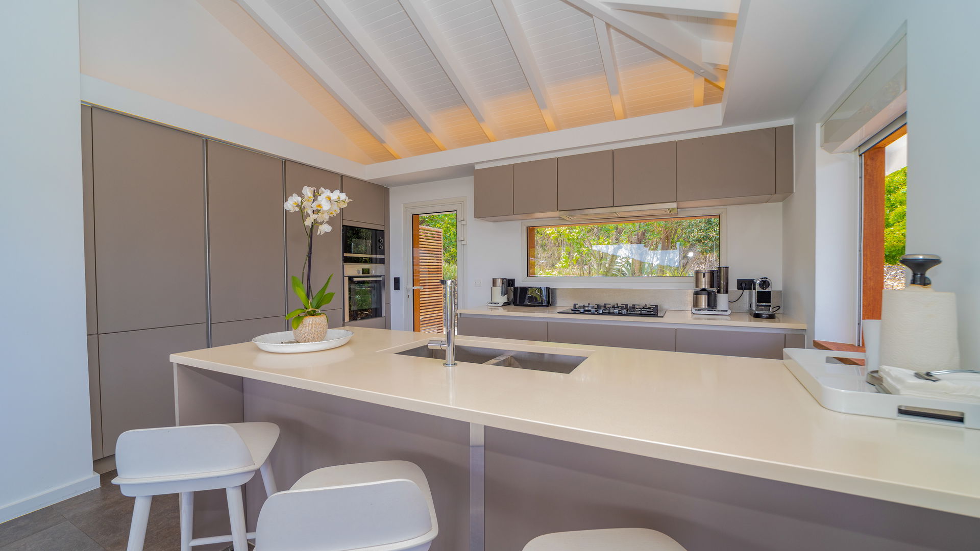 KITCHEN & DINING AREA