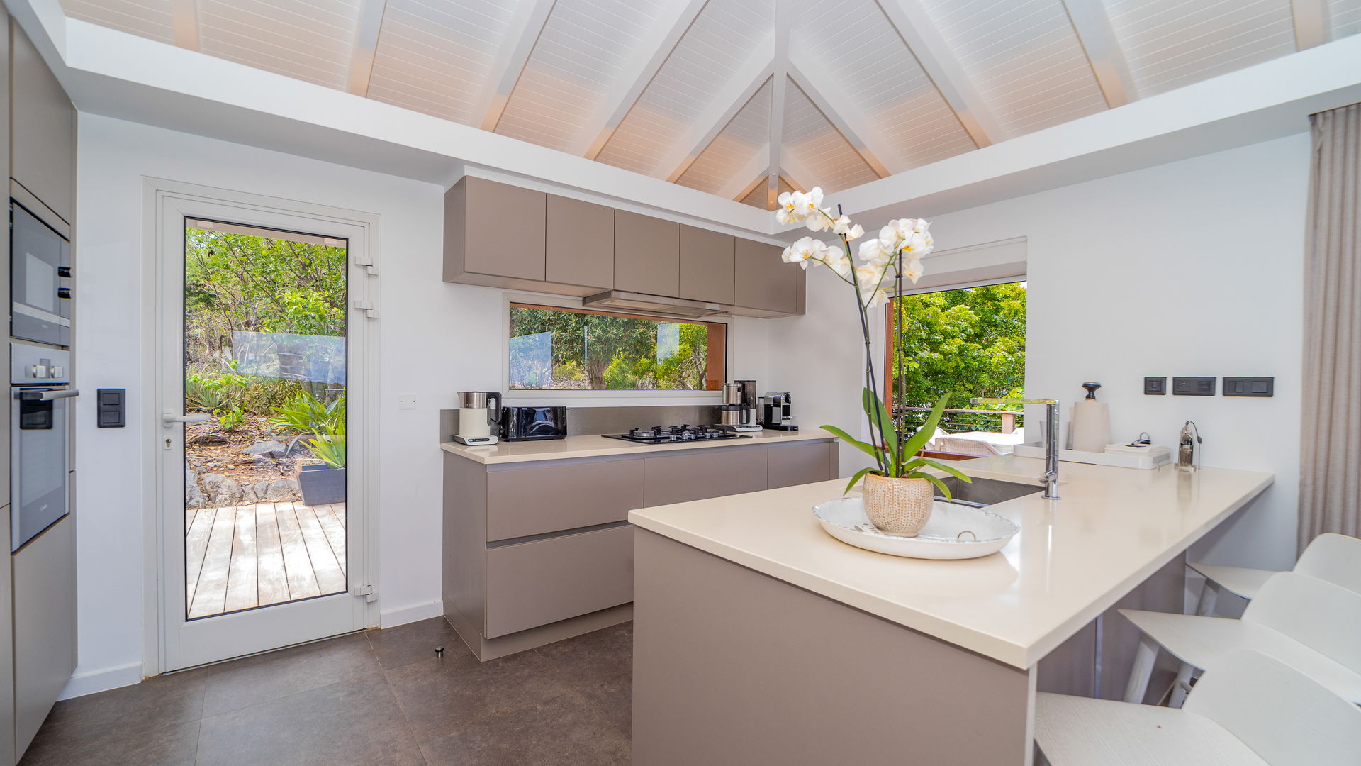 KITCHEN & DINING AREA