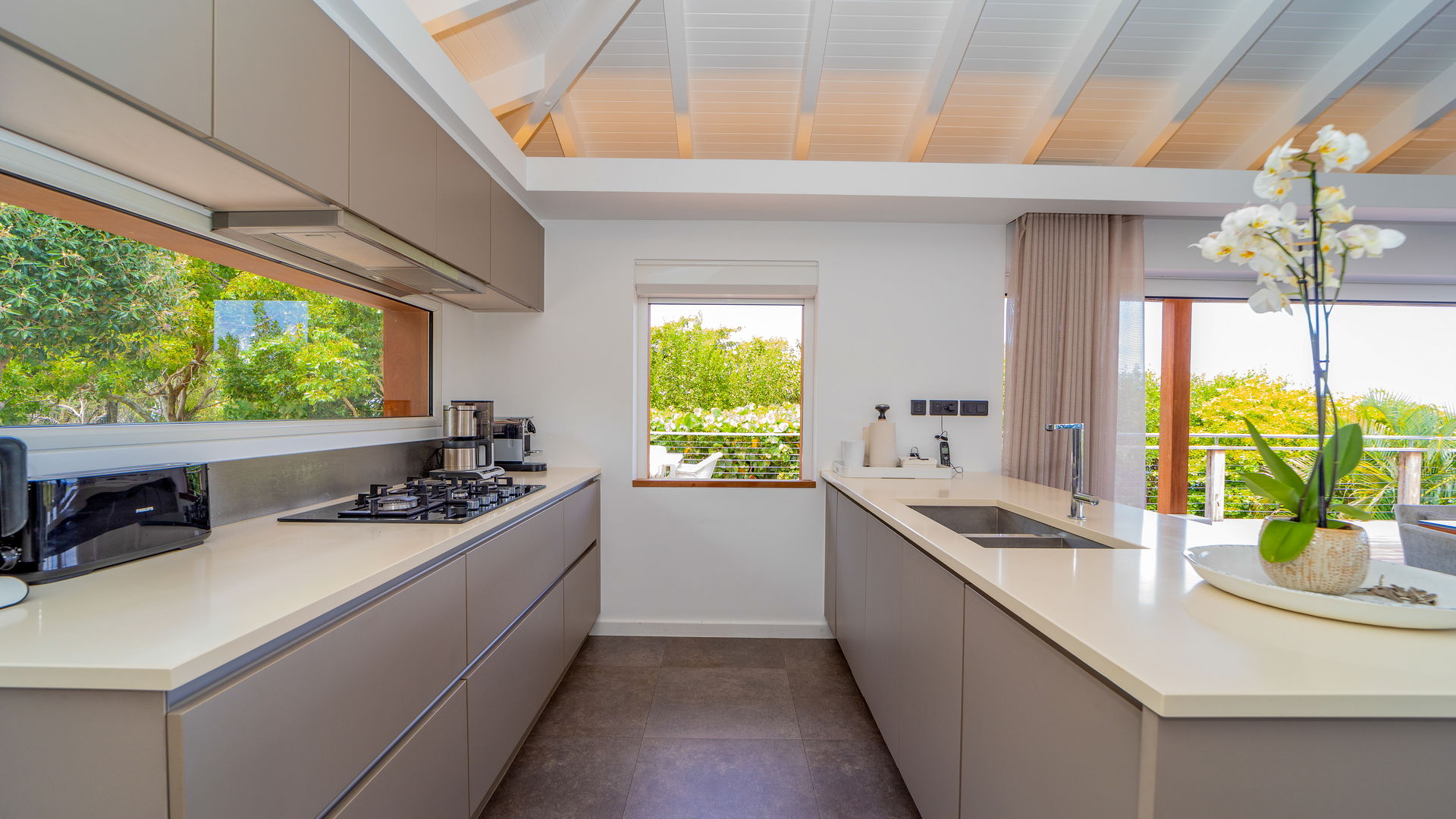 KITCHEN & DINING AREA