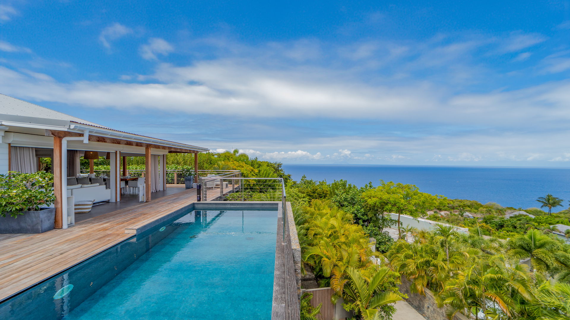 POOL & TERRACE