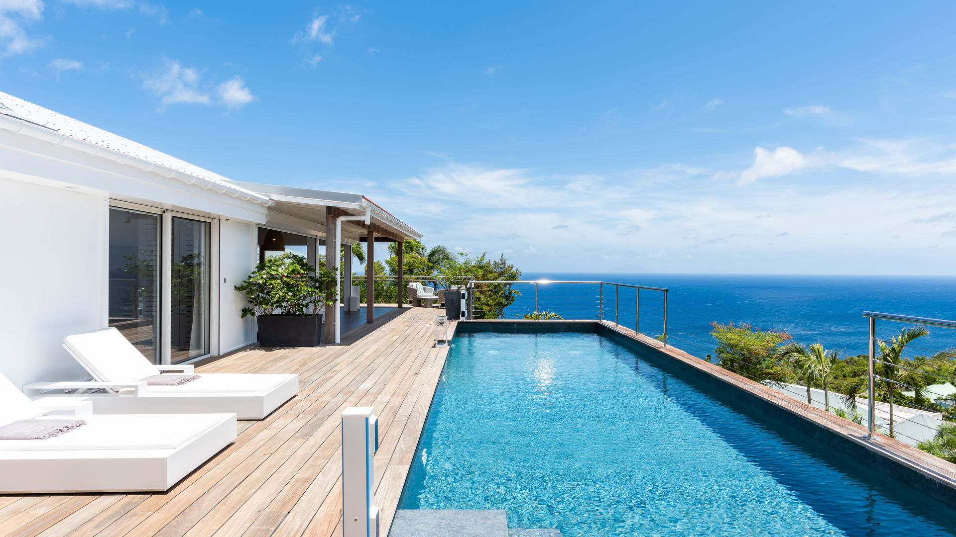 POOL & TERRACE