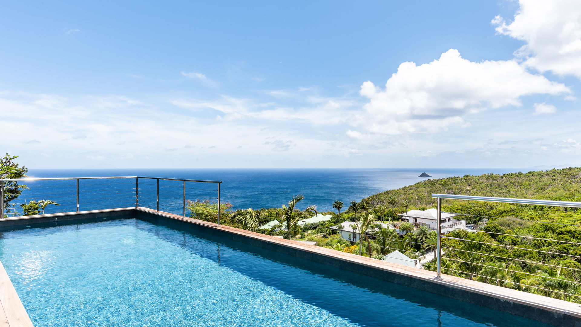 POOL & TERRACE