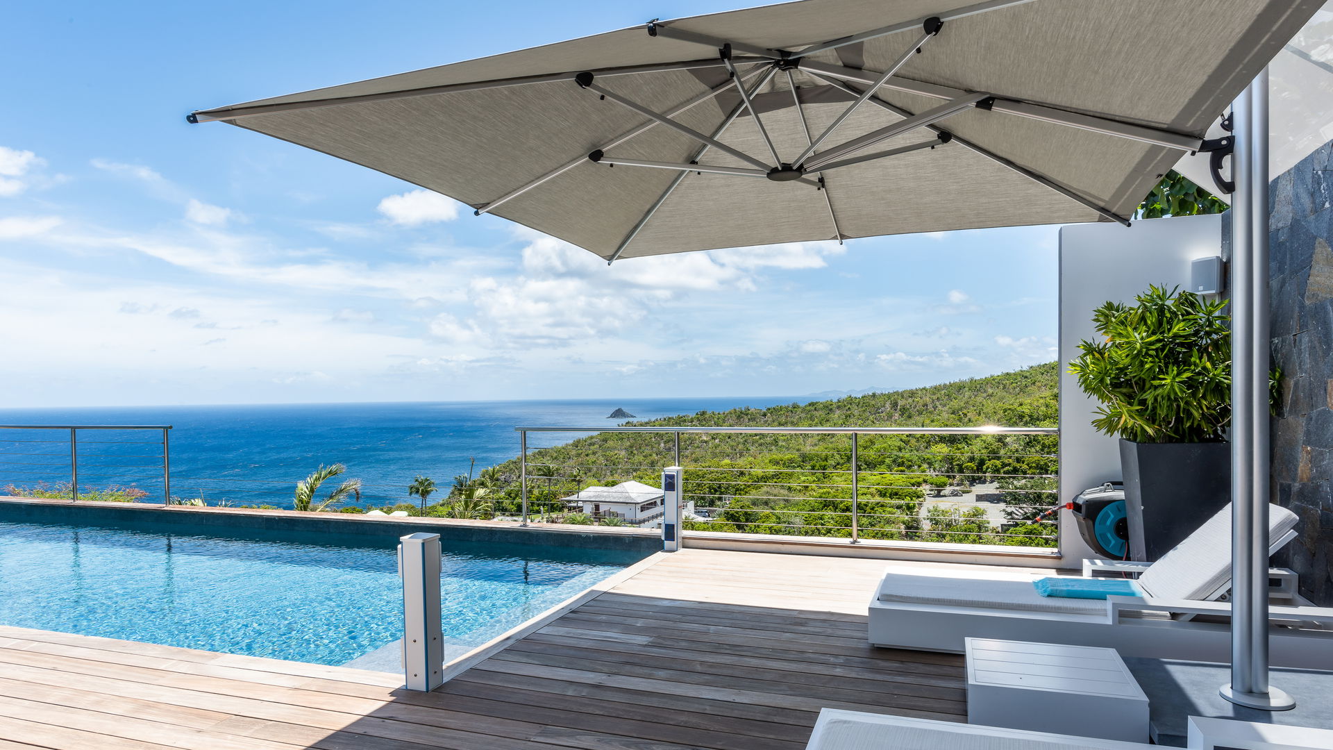 POOL & TERRACE