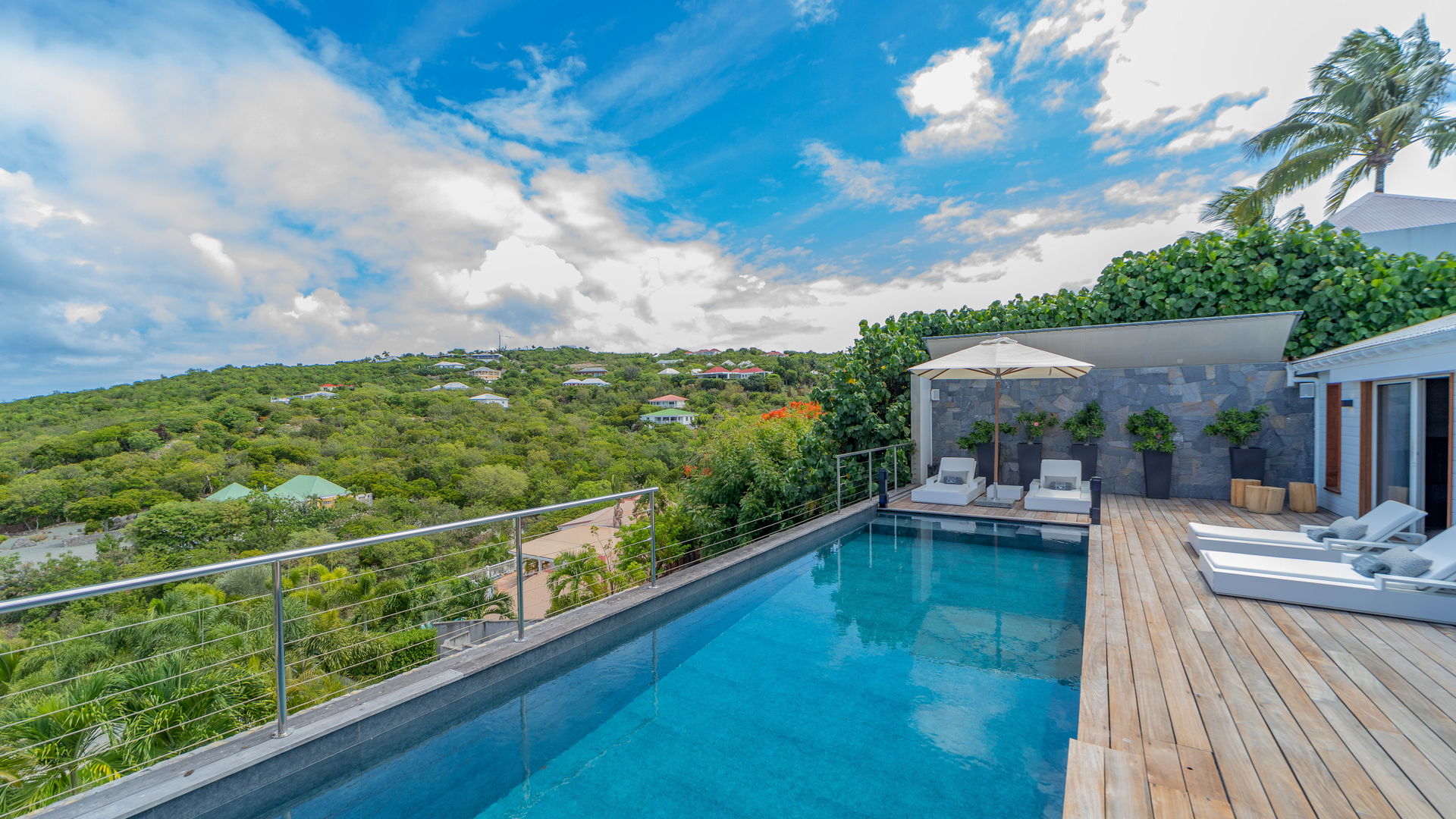 POOL & TERRACE