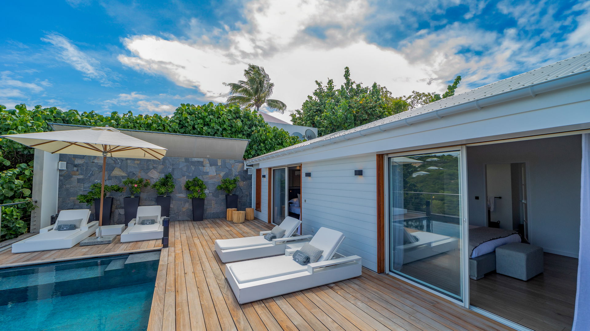 POOL & TERRACE