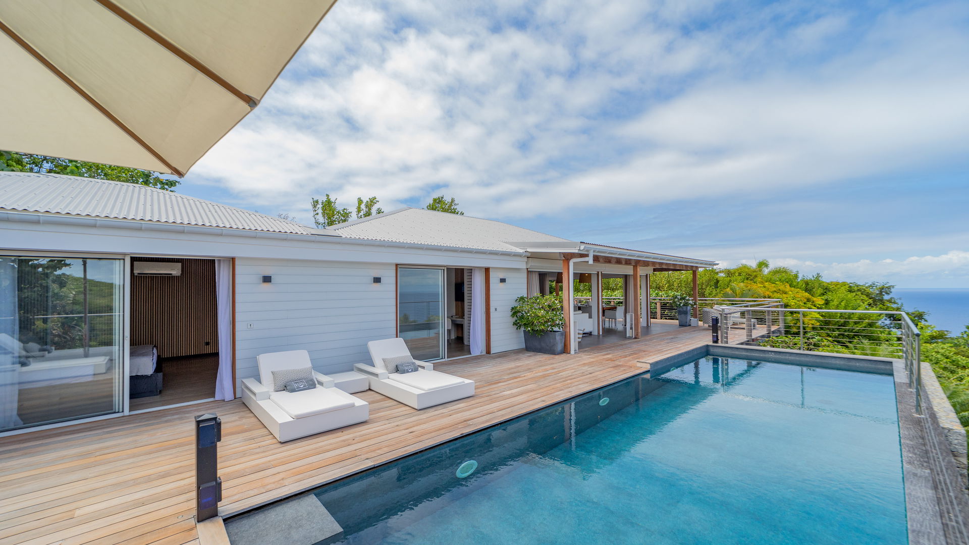 POOL & TERRACE