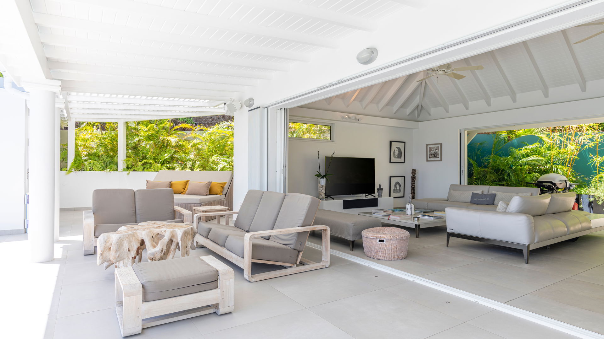 OUTDOOR LOUNGE AREA