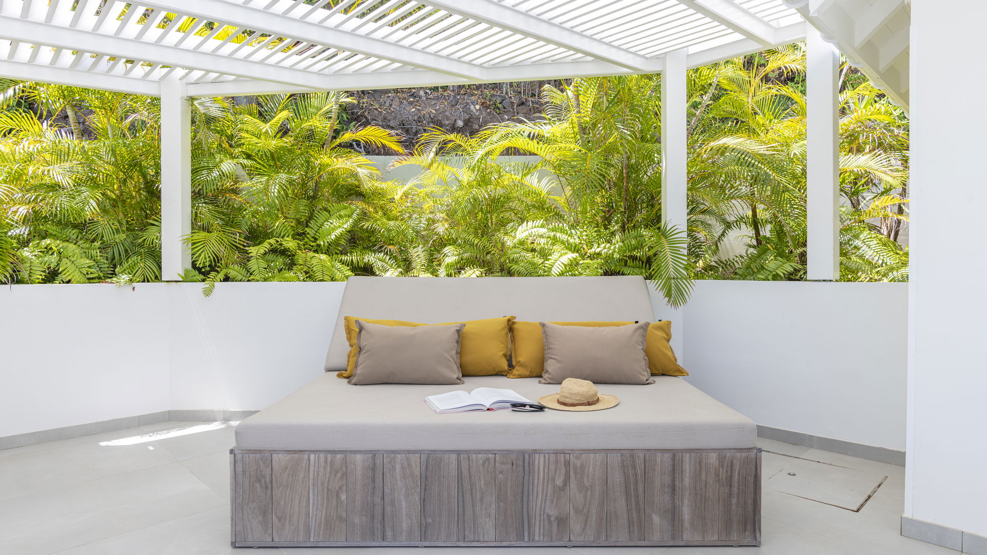 OUTDOOR LOUNGE AREA