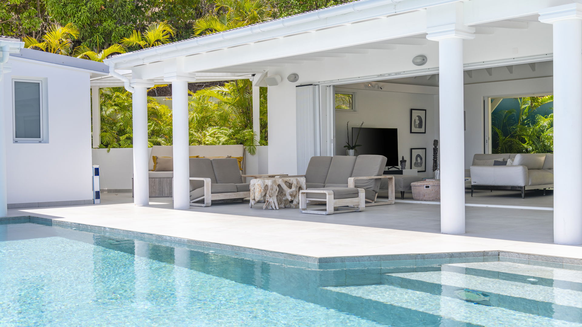 OUTDOOR LOUNGE AREA