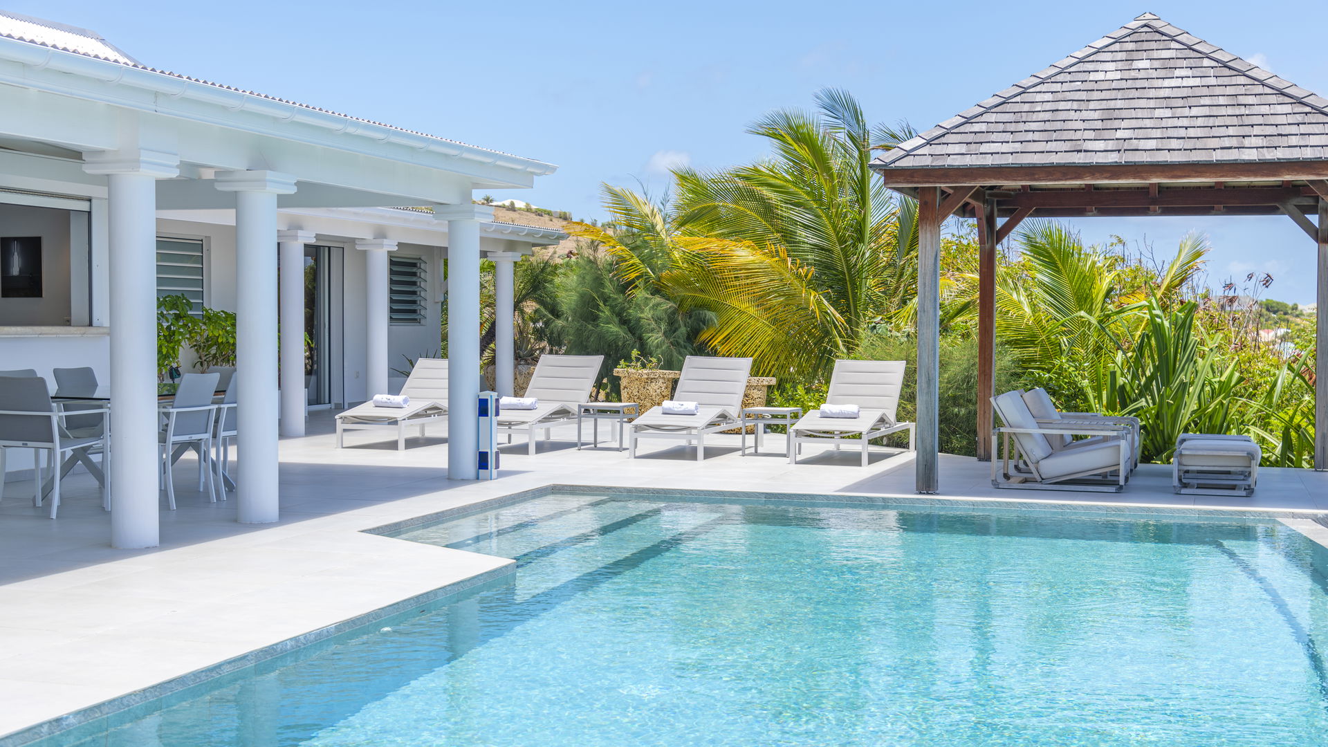 POOL & TERRACE