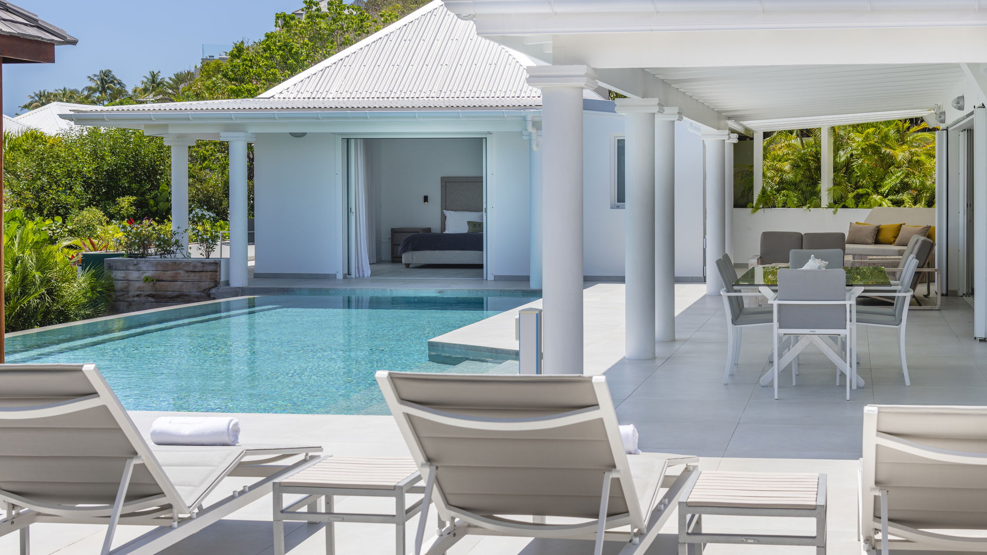 POOL & TERRACE