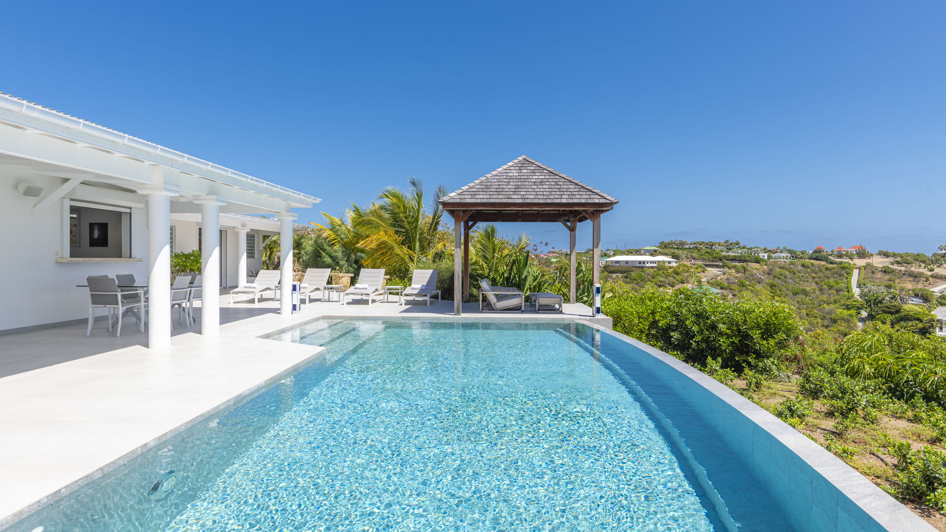 POOL & TERRACE