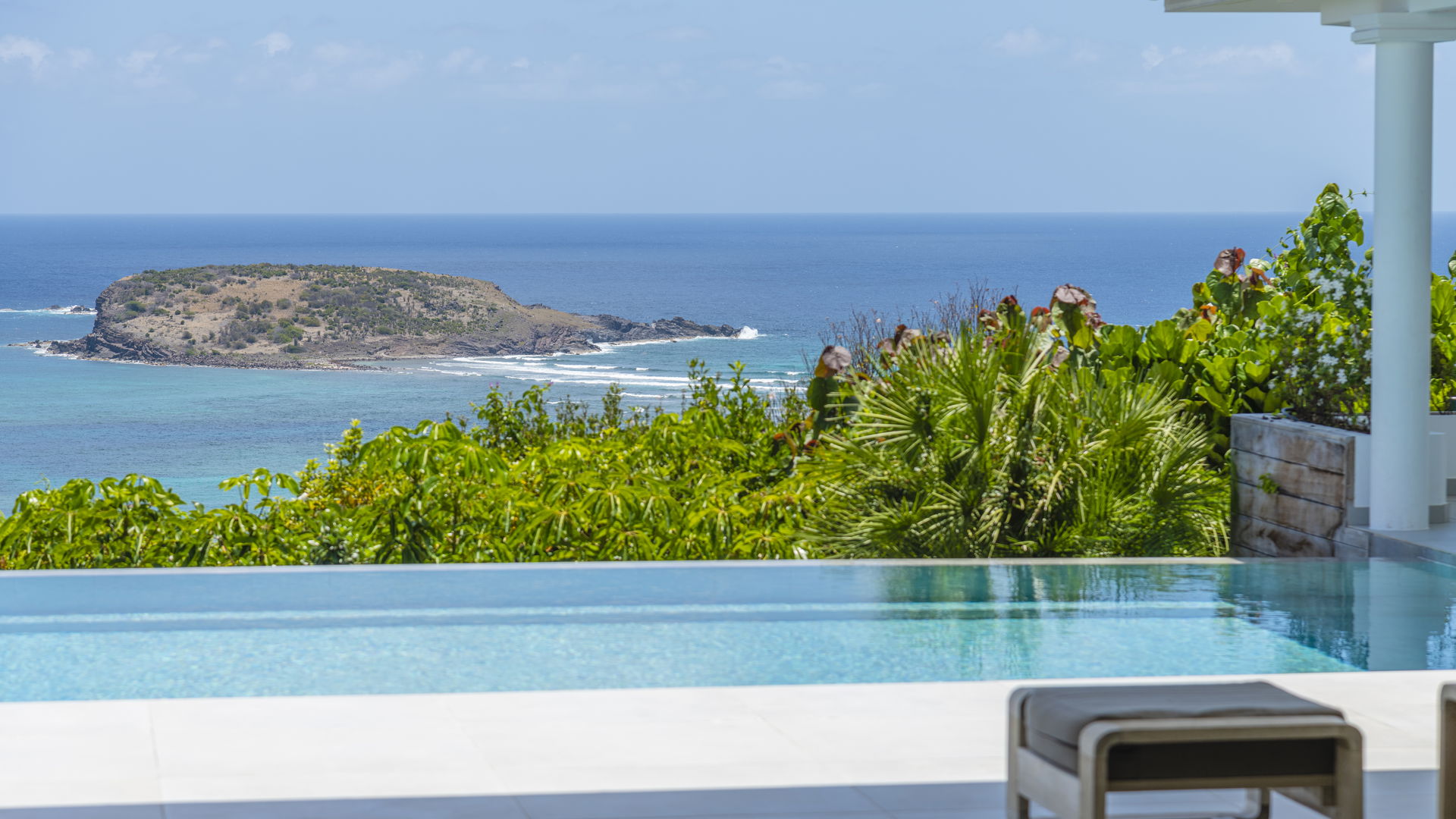 POOL & TERRACE