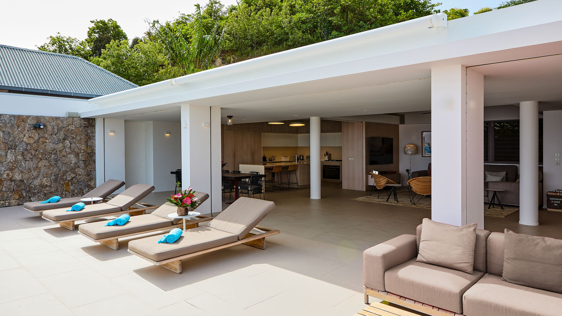 POOL & TERRACE