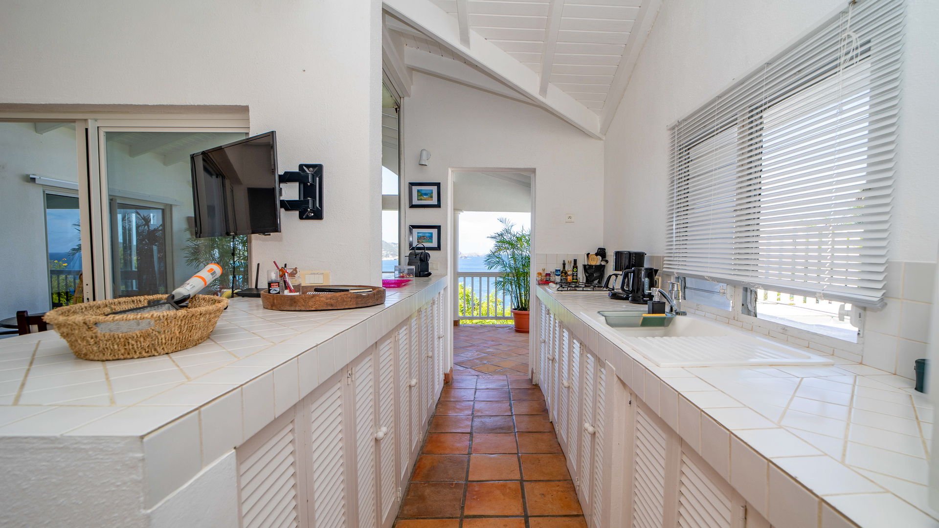 KITCHEN & DINING AREA