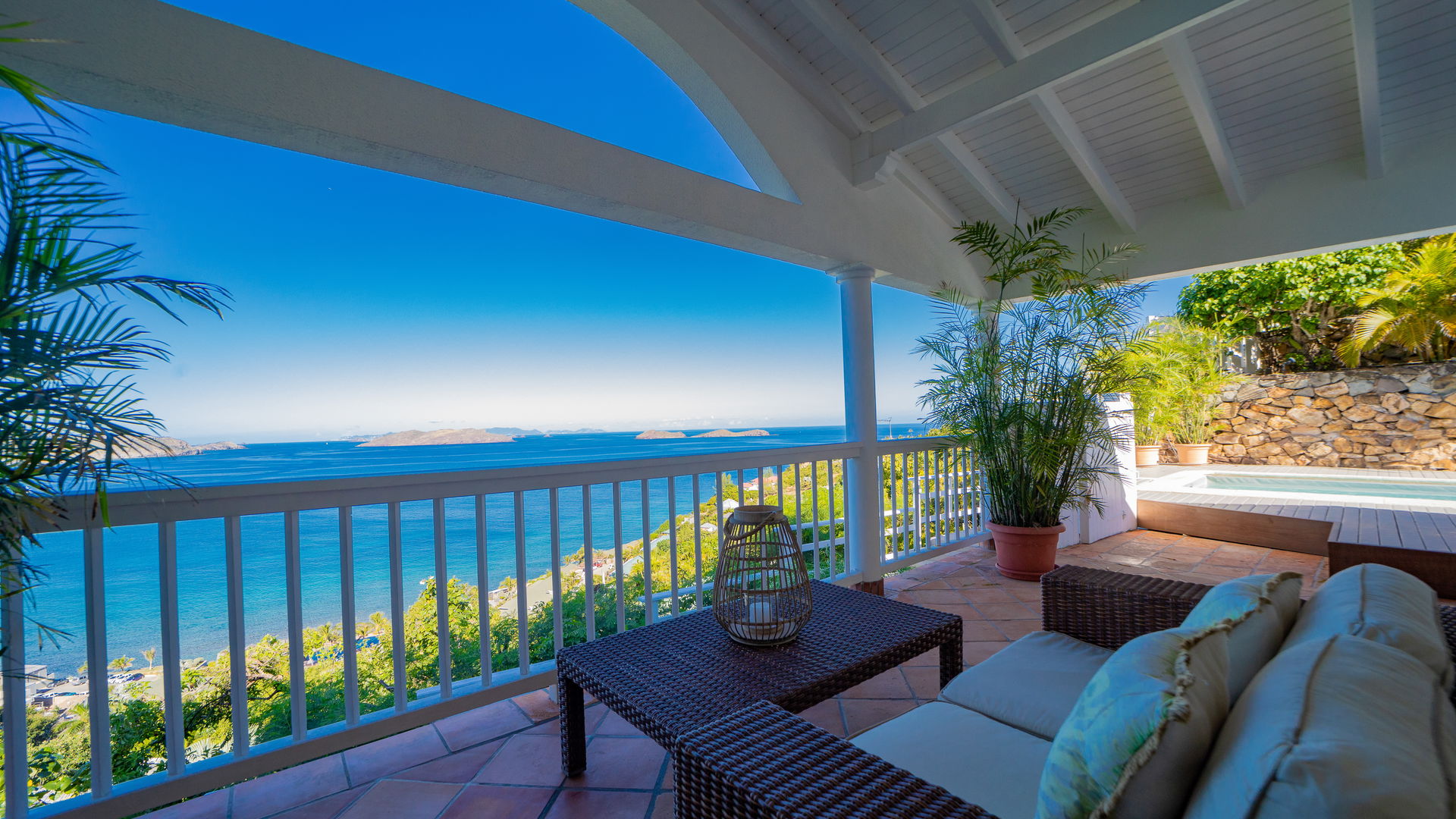 OUTDOOR LOUNGE AREA