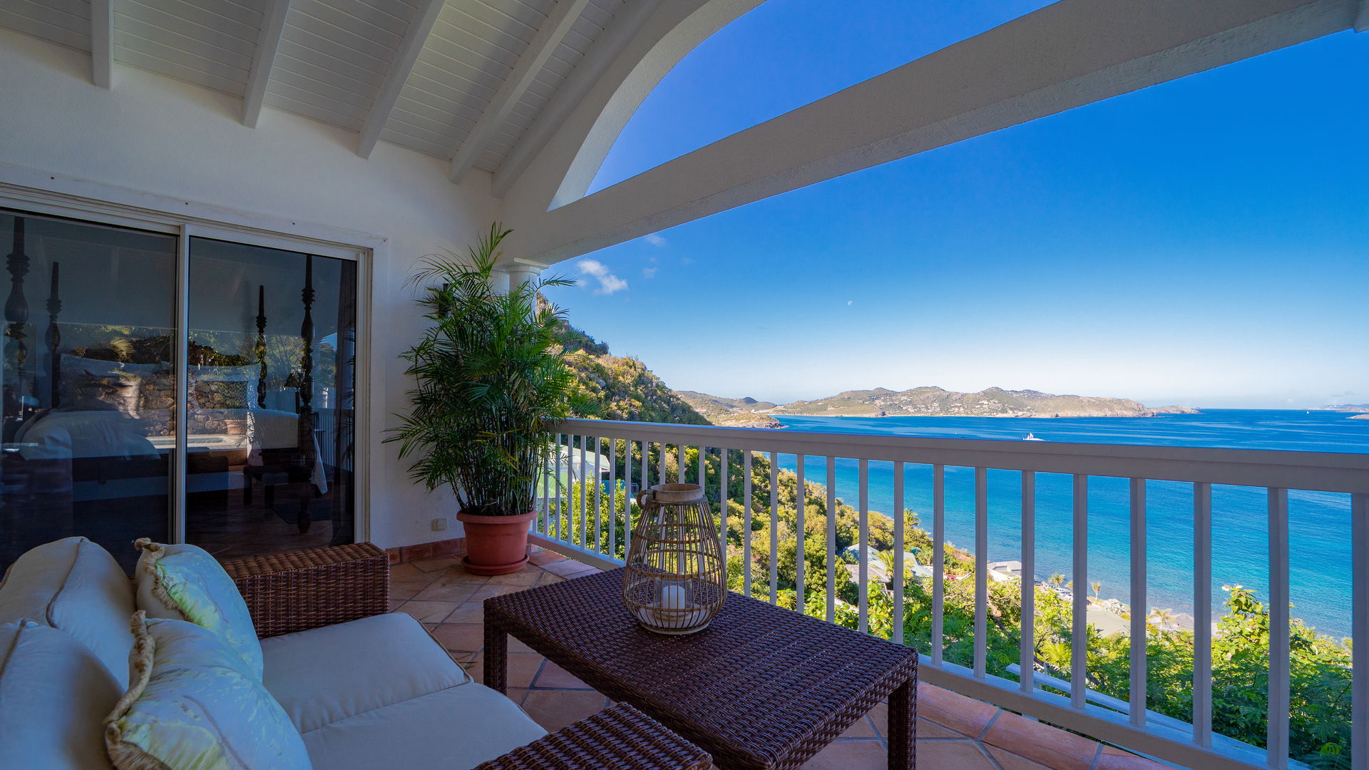 OUTDOOR LOUNGE AREA