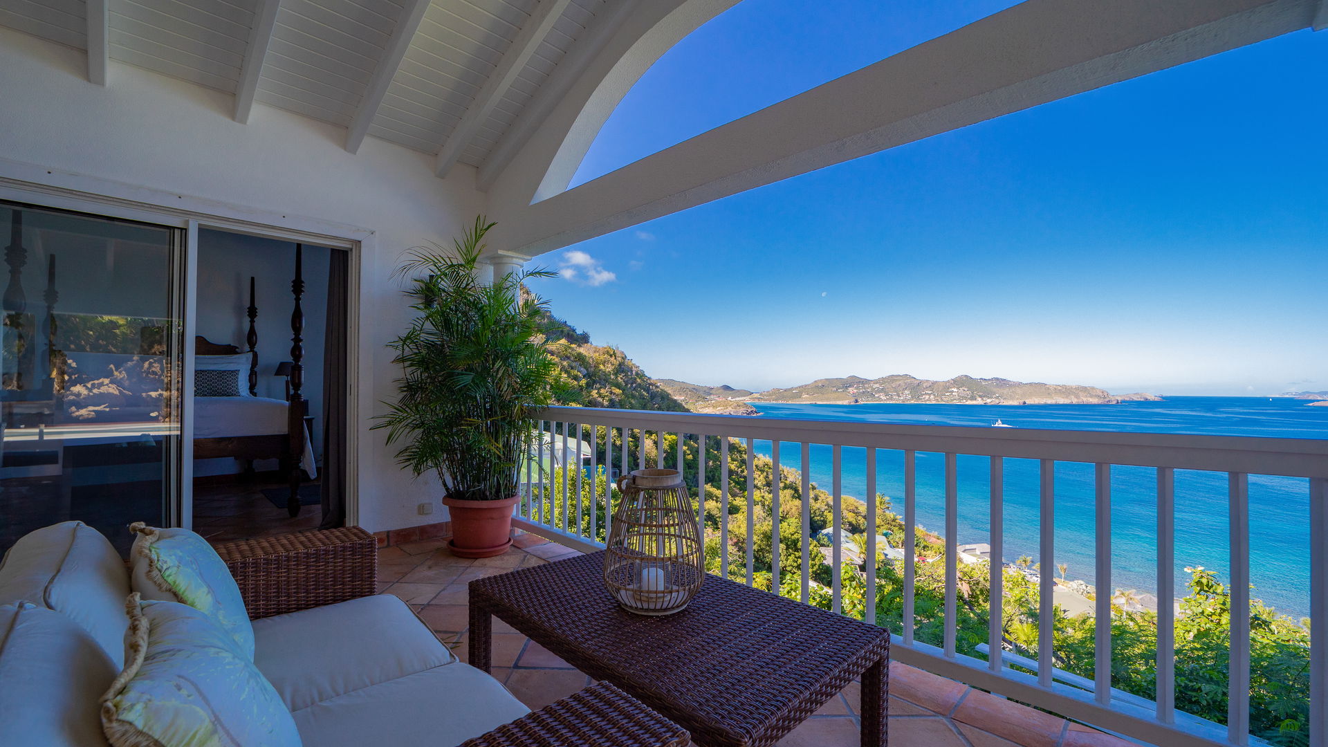 OUTDOOR LOUNGE AREA