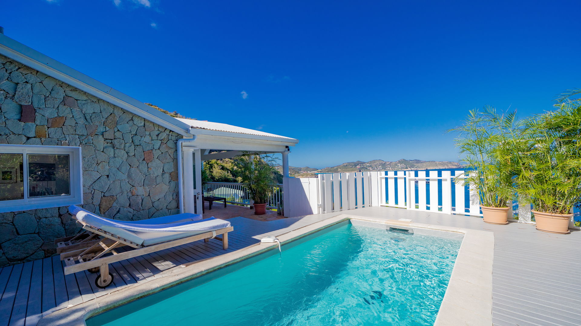 POOL & TERRACE