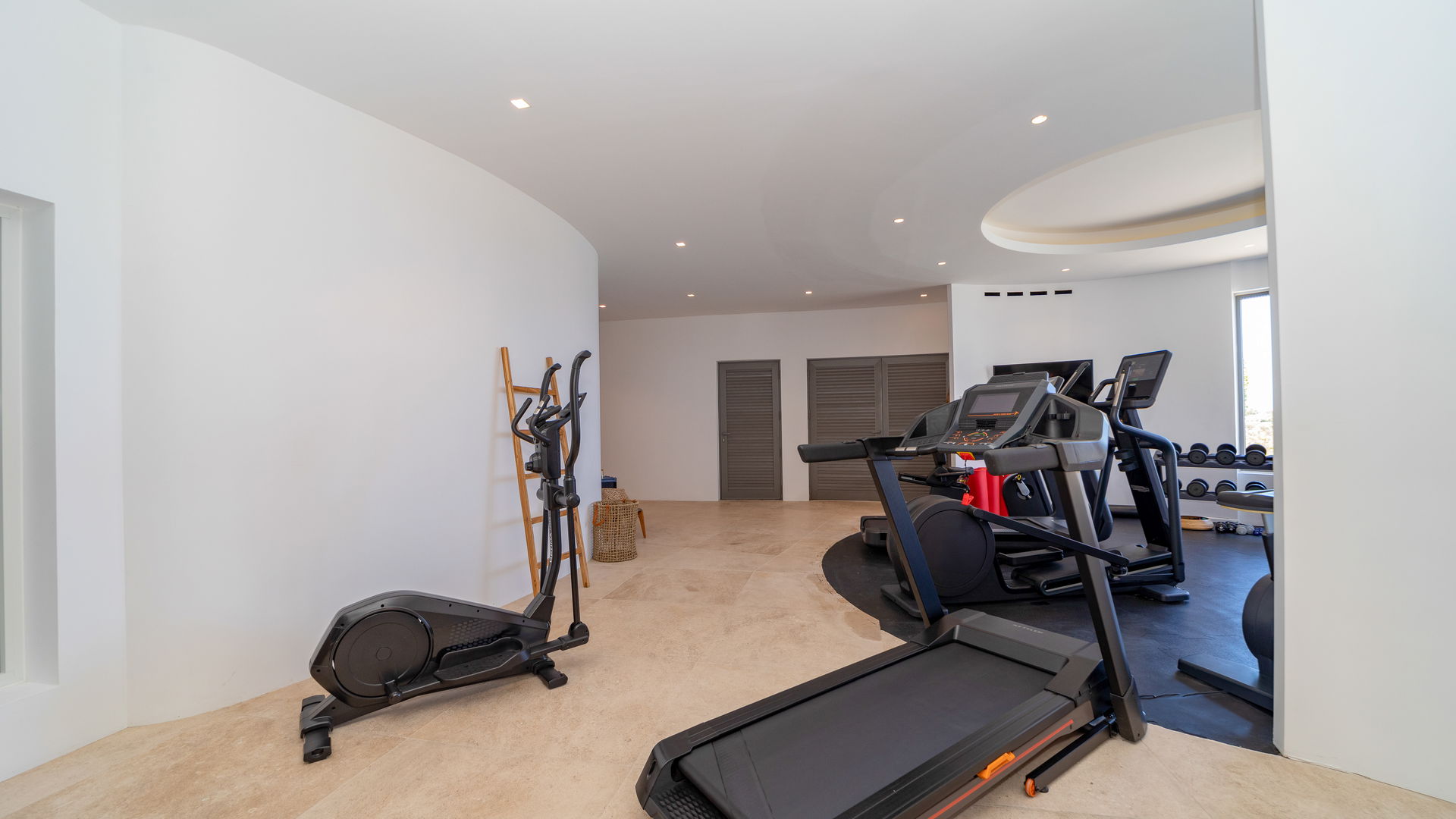 FITNESS ROOM